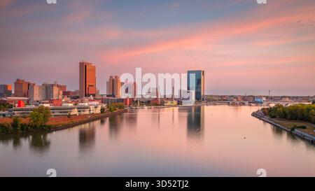 Toledo, Ohio, Stati Uniti. Immagine aerea della città del centro di Toledo, Ohio, con riflessi dello skyline nel tranquillo fiume Maumee alla splendida alba autunnale. Foto Stock