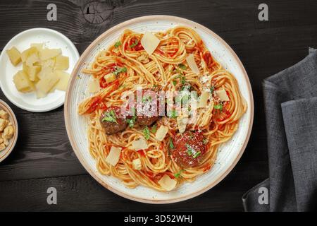 Spaghetti con polpette in salsa di pomodoro rosso con parmigiano. Foto Stock