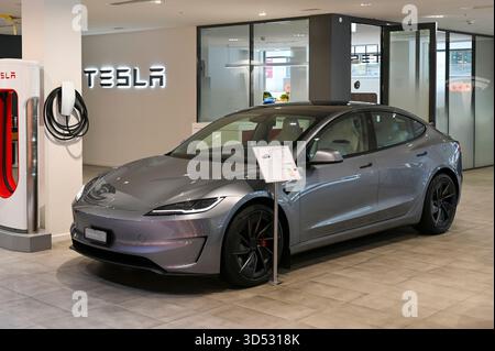 GINEVRA - 14 ottobre: TESLA modello 3 in showroom il 14 ottobre. 2025 in Svizzera Foto Stock