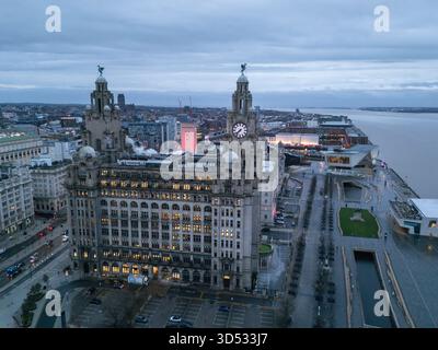 Una vista aerea verso il Royal Liver Building visto sul famoso skyline con il paesaggio urbano di Liverpool alle spalle il 12 novembre 2025. Foto Stock