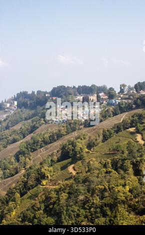 Darjeeling vilage e lato collina con la montagna Kangchenjunga sull'Himalaya sullo sfondo Foto Stock