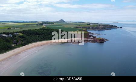 Vista aerea della costa e delle spiagge vicino al castello di Tantallon nell'East Lothian Foto Stock