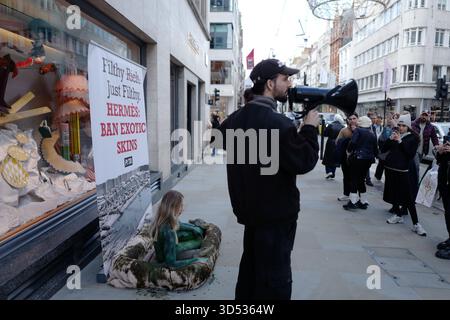 LONDRA, Regno Unito, 13 novembre 2025, PETA, protesta dell'organizzazione per i diritti degli animali davanti al negozio Hermes. Crediti: Ian Bozic/Alamy Live News Foto Stock
