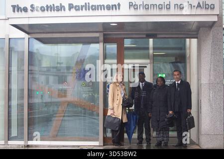 Edimburgo, Scozia, Regno Unito. 13 novembre 2025. IL PRIMO MINISTRO JOHN SWINNEY INCONTRA LA FAMIGLIA SHEKU BAYOH e i loro avvocati al Parlamento scozzese di Edimburgo foto: (l-r) April Meechan, Ade Johnson, Kadi Johnson, Aamer Anwar. Foto Credit: Pako Mera/Alamy Live News Foto Stock