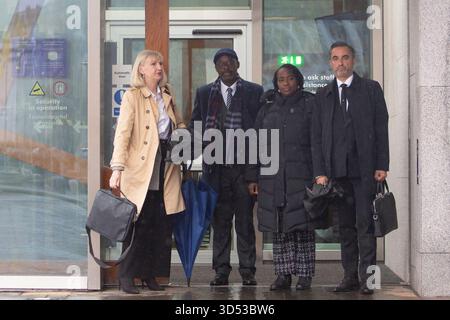 Edimburgo, Scozia, Regno Unito. 13 novembre 2025. IL PRIMO MINISTRO JOHN SWINNEY INCONTRA LA FAMIGLIA SHEKU BAYOH e i loro avvocati al Parlamento scozzese di Edimburgo. Foto: (l-r) April Meechan, Ade Johnson, Kadi Johnson, Aamer Anwar. Foto Credit: Pako Mera/Alamy Live News Foto Stock