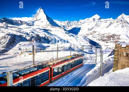 Stazione ferroviaria a cremagliera di Gorngerat e vetta del Cervino nella zona sciistica di Zermatt, regione Vallese in Svizzera Alpi Foto Stock