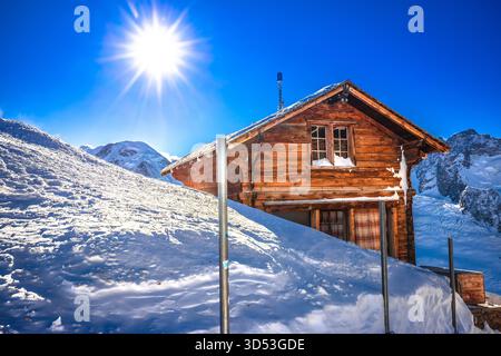 Picco del Gorngerat vicino al Cervino nella zona sciistica di Zermatt con vista su capanne in legno, regione Vallese in Svizzera Alpi Foto Stock