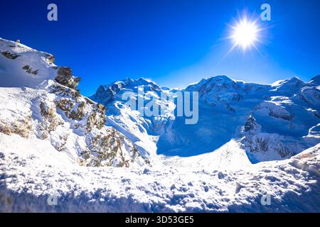 Area sciistica del Cervino cime innevate vista invernale su Zermatt, regione del Vallese in Svizzera Alpi Foto Stock