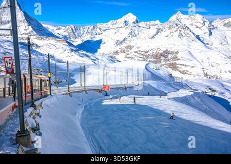 Ferrovia Gorngerat bahn e comprensorio sciistico Zermatt a Riffelberg view, regione Vallese in Svizzera Alpi Foto Stock