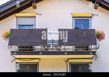 Vecchia casa familiare con balcone con pannelli solari che generano energia pulita Foto Stock