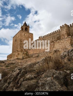 Storica fortezza in pietra ad Antequera, in Spagna, vista sotto il cielo nuvoloso Foto Stock