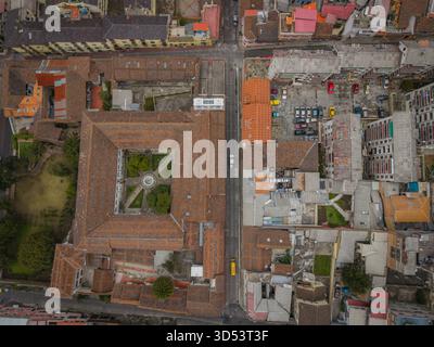Vista aerea dei tetti in terracotta e dell'architettura coloniale si accostano al moderno paesaggio urbano, una miscela di vecchio e nuovo nel cuore della città, qui Foto Stock