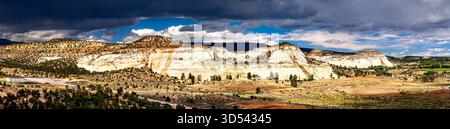 Panoramic view of the white cliffs of Grand Staircase-Escalante National Monument. View from Utah Route 12 near Boulder, Utah, under a dramatic, dark, cloudy sky Foto Stock