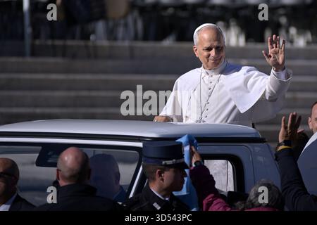 Città del Vaticano, Vatikanstadt. 12 novembre 2025. Papa Leone XIV durante la sua udienza generale settimanale in Piazza San Pietro in Vaticano il 12 novembre 2025. Credito: dpa/Alamy Live News Foto Stock