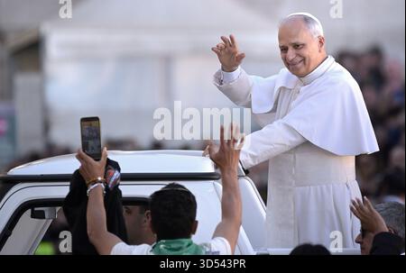 Città del Vaticano, Vatikanstadt. 12 novembre 2025. Papa Leone XIV durante la sua udienza generale settimanale in Piazza San Pietro in Vaticano il 12 novembre 2025. Credito: dpa/Alamy Live News Foto Stock