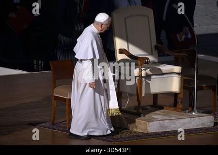 Città del Vaticano, Vatikanstadt. 12 novembre 2025. Papa Leone XIV durante la sua udienza generale settimanale in Piazza San Pietro in Vaticano il 12 novembre 2025. Credito: dpa/Alamy Live News Foto Stock