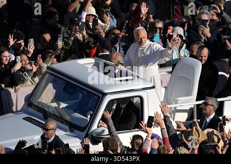 Città del Vaticano, Vatikanstadt. 12 novembre 2025. Papa Leone XIV durante la sua udienza generale settimanale in Piazza San Pietro in Vaticano il 12 novembre 2025. Credito: dpa/Alamy Live News Foto Stock