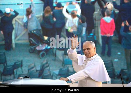 Città del Vaticano, Vatikanstadt. 12 novembre 2025. Papa Leone XIV durante la sua udienza generale settimanale in Piazza San Pietro in Vaticano il 12 novembre 2025. Credito: dpa/Alamy Live News Foto Stock