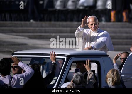 Città del Vaticano, Vatikanstadt. 12 novembre 2025. Papa Leone XIV durante la sua udienza generale settimanale in Piazza San Pietro in Vaticano il 12 novembre 2025. Credito: dpa/Alamy Live News Foto Stock