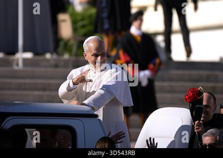 Città del Vaticano, Vatikanstadt. 12 novembre 2025. Papa Leone XIV durante la sua udienza generale settimanale in Piazza San Pietro in Vaticano il 12 novembre 2025. Credito: dpa/Alamy Live News Foto Stock