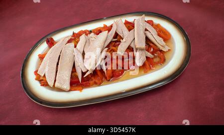 Pancia di tonno spagnola e peperoni rossi arrostiti, insalata, cucina spagnola, gastronomia spagnola, Spagna, Europa Foto Stock