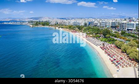 Vista aerea panoramica della spiaggia pubblica di Alimos, sobborgo meridionale di Atene, Grecia Foto Stock