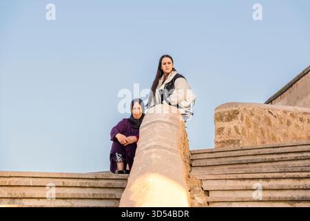 Casablanca, Marocco - 21 aprile 2025: Scena di strada nella vecchia medina che mostra la gente che cammina e fa shopping lungo un vivace vicolo con arcate tradizionali Foto Stock