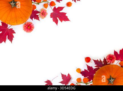 Natura morta autunnale con zucca gialla, foglie d'acero rosso, dahlia rossa e frutti di Fisalis arancia su sfondo bianco con spazio di copia. Foto Stock