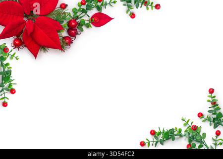 Decorazioni natalizie natalizie realizzate con fiori di punta rossa, frutti di bosco e rami di abete sempreverdi su uno sfondo bianco pulito con spazio vuoto per il testo Foto Stock