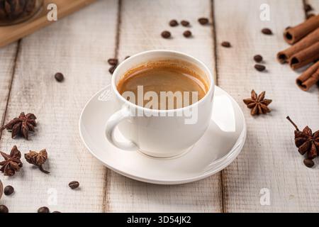 Nero caffè in tazza bianca Foto Stock