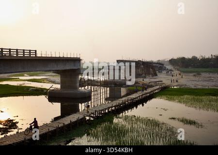 Costruzione di un ponte vicino al tempio di Kantajew con un ponte di bambù temporaneo, Kantanagar, Dinajpur, Bangladesh, fotografato nel 2014. Foto Stock