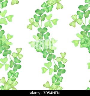 Motivo senza cuciture di foglie di trifoglio ad acquerello disegnate a mano su sfondo isolato per avvolgere carta, tessuto, abbigliamento estivo, adesivi, pubblicità Foto Stock