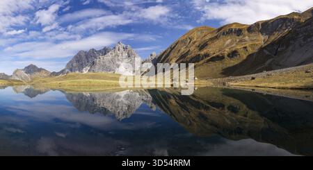 Panorama montano in autunno, Eissee, Oytal, dietro Grosser Wilder, 2379 m, Hochvogel e gruppo Rosszahn, Allgaeu Alps, Allgaeu, Baviera, Germania Foto Stock