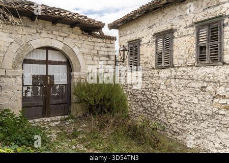 Vecchie mura in pietra e porte in legno chiuse nel cortile storico, Berat, quartiere di Berat, Albania Foto Stock