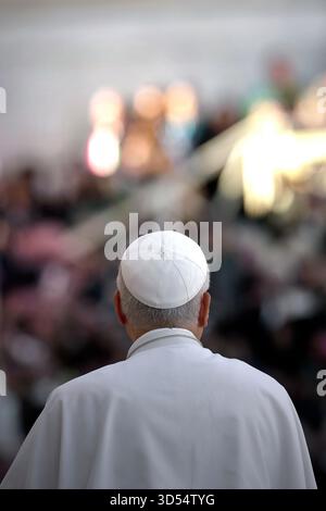 Città del Vaticano, Vatikanstadt. 12 novembre 2025. Papa Leone XIV durante la sua udienza generale settimanale in Piazza San Pietro in Vaticano il 12 novembre 2025. Credito: dpa/Alamy Live News Foto Stock