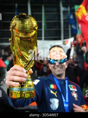 Un tifoso del Portogallo in palio davanti alla partita di qualificazione al Campionato europeo di calcio FIFA 2026 del gruppo F all'Aviva Stadium di Dublino, Irlanda. Data foto: Giovedì 13 novembre 2025. Foto Stock