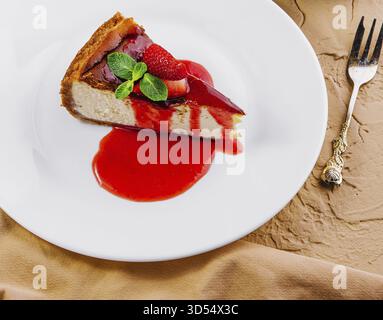 Vista dall'alto su cibo, cheesecake con marmellata di fragole Foto Stock