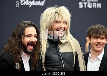 13 novembre 2025, Baviera, Grünwald: Tom Kaulitz (l-r), Bill Kaulitz e Georg Listing camminano sul Red carpet al 77° Bambi Awards ai Bavaria Film Studios. Foto: Felix Hörhager/dpa Foto Stock