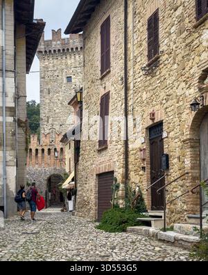Strada panoramica acciottolata a Vigoleno, un tipico borgo medievale della regione Emilia-Romagna, Italia Foto Stock