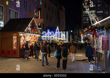 Nürnberger Weihnachtsbeleuchtung 2025, Nürnberg, 13.11.2025 Besucherinnen und Besucher schlendern am Abend über den festlich beleuchteten Weihnachtsmarkt am Ludwigsplatz in der Nürnberger Altstadt. Mehrere Verkaufsstände mit Süßwaren und Geschenkartikeln sind weihnachtlich geschmückt. Die festliche Beleuchtung ist Teil der städtischen Aktion Nürnberg leuchtet. Nürnberg Bayern Deutschland *** Norimberga luci di Natale 2025, Norimberga, 13 11 2025 visitatori passeggiano attraverso il mercatino di Natale illuminato festosamente a Ludwigsplatz nel centro storico di Norimberga in serata diverse bancarelle che vendono confec Foto Stock