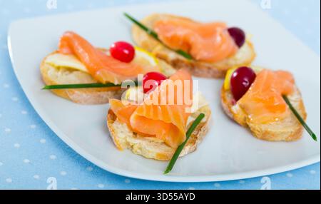 Tapas con salmone, limone, mirtillo Foto Stock