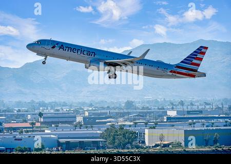 American Airlines A321 si solleva dalla pista dall'aeroporto internazionale Skyharbour di Phoenix in Arizona, USA Foto Stock