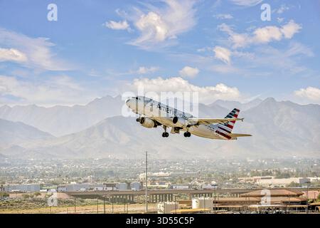 American Airlines A321 si solleva dalla pista dall'aeroporto internazionale Skyharbour di Phoenix in Arizona, USA Foto Stock