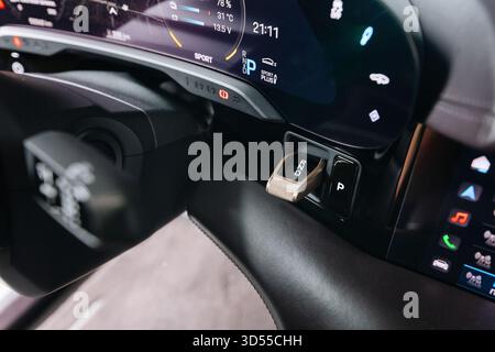 Vinnitsya, Ucraina - 15 luglio 2025: Porsche Taycan RND Selector e display digitale cockpit Detail Foto Stock