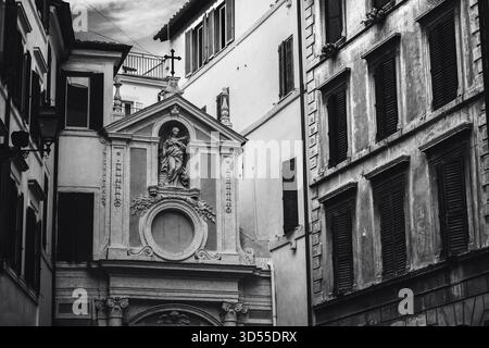 Roma, Italia - 21 luglio 2024 - un'immagine della Chiesa di Santa Barbara dei Librai che mette in risalto il ricco stile architettonico e il patrimonio religioso di Roma. Foto Stock