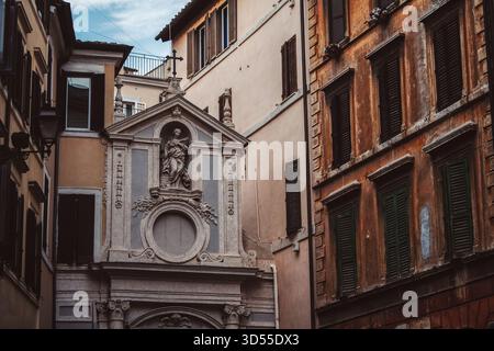 Roma, Italia - 21 luglio 2024 - un'immagine della Chiesa di Santa Barbara dei Librai che mette in risalto il ricco stile architettonico e il patrimonio religioso di Roma. Foto Stock