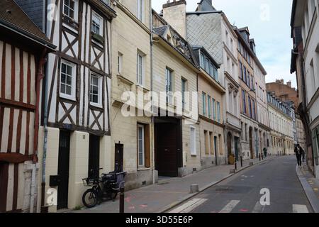 Rouen, Normandia, Francia - 23 settembre 2025: Rue de Bourg-l'Abbé Foto Stock
