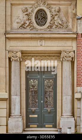 Rouen, Normandia, Francia - 23 settembre 2025: Ingresso ornato con grandi porte e colonne in Rue de Donjon Foto Stock