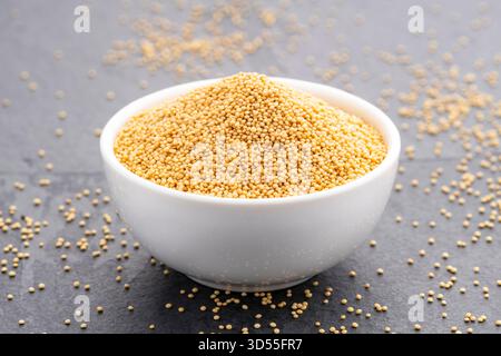 Semi di amaranto crudi in una ciotola di ceramica bianca - Amaranthus Foto Stock