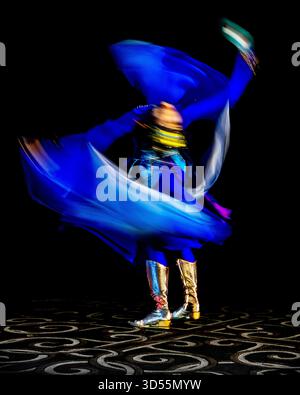 I membri del rinomato gruppo nazionale di arti dello spettacolo della Mongolia, il Tumen-Ekh Folk Song and Dance Ensemble, si esibiscono in costumi tradizionali mongoli. Foto Stock